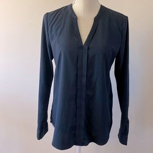 Banana Republic women’s dark blue long sleeve V neck middle plead design sz S